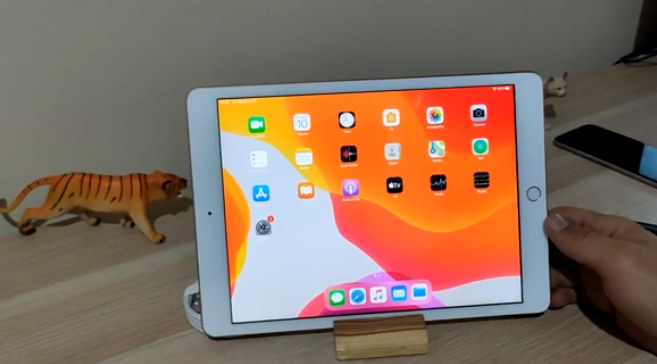 Apple iPad (7. nesil, 32 GB) Çoğu insan için en iyi tablet Standart iPad hızlı, uygun fiyatlı, kullanımı kolay ve Apple Pencil ile uyumludur ve geniş bir uygulama yelpazesine sahiptir.