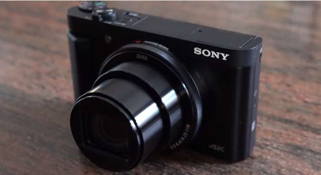 Sony Cyber-shot DSC-HX99 Geniş erişim, küçük kamera Bu model, size üst düzey bir akıllı telefonla aynı düzeyde görüntü kalitesi sağlar, ancak gövdede bir kot pantolon cebine koyabileceğiniz 30x yakınlaştırma lensi bulunur.