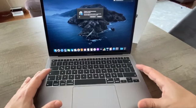 Apple MacBook Air (13 inç, 2020) Dengeli bir MacBook Apple'ın yıllardır kullandığı en iyi MacBook Air, rahat bir klavyeye, iyi bir performansa ve makul miktarda depolama alanına sahipti - önceki model için geçerli olmayan her şey.